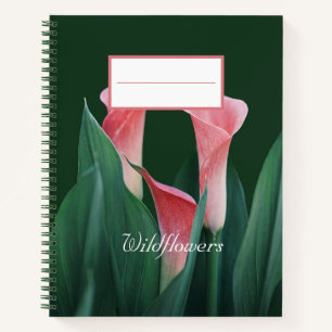 Schöne rosa Wildblumen l Dunkelgrüner Hintergrund Notizbuch