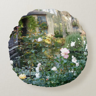 Schöne Rose Garten und Teich Rundes Kissen