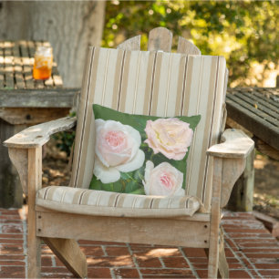 Schöne Rosen in weißem Rosa Kissen