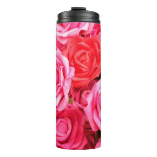 Schöne Rosen und Rosa Thermosbecher