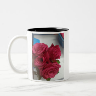 schöne rote Rosen Zweifarbige Tasse