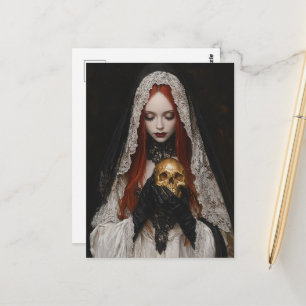 Schöne Rothaarige Frau mit einem goldenen Totenkop Postkarte