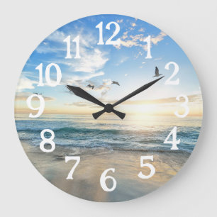 Schöne, ruhige Ozeansicht mit großer Uhr