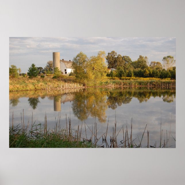 Schöne Scheune und Bauernhof reflektiert im Teich Poster (Vorne)