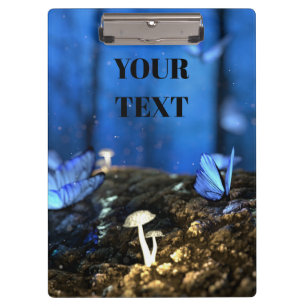 Schöne Schmetterlinge im Fantasy-Wald Klemmbrett