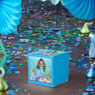 Schöne schwarze Meerjungfrau spielt im Meer Geschenkschachtel