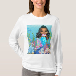 Schöne schwarze Meerjungfrau spielt im Meer T-Shirt