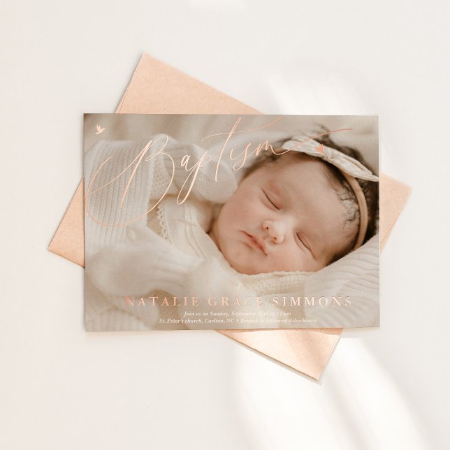 Schöne Script-Taufe Folieneinladung (Elegant rose gold baptism invitation mockup shown with envelope in natural lighting)