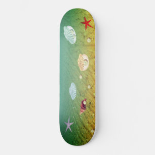 Schöne Seesterne und Austernschalen mit Perlen Skateboard
