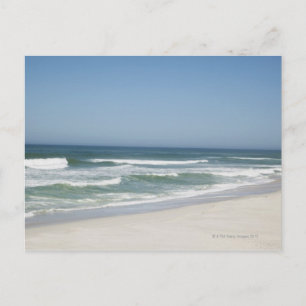 Schöne Sicht auf den Strand gegen den klaren Himme Postkarte