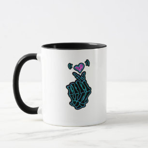 Schöne Skeletthandschuhe mit einem Herzsignal für Tasse
