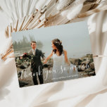 schöne Skripthochzeit danke Foto<br><div class="desc">Ein schönes Skriptdesign mit einem wunderbaren Bild der Braut und des Bräutigams. Die Bild- und Rückenfarbe und der Text der Neuvermählten können personalisiert sein. Fügen Sie eine persönliche Danksagung an der Rückseite.</div>