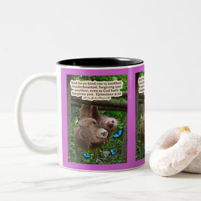 Schöne Sloth-Schrift: Ephesians 4:32 Zweifarbige Tasse (Mit Donut)