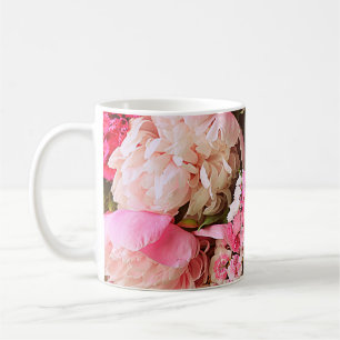 Schöne Sommerblumen. Bouquet aus rosa Pfingstrose Kaffeetasse