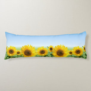Schöne Sonnenblumen auf himmelblauem Körperkissen