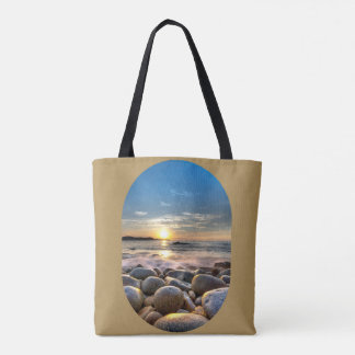 SCHÖNE SONNENSTADT AM STRAND AUF BROWNEM HINTERGRU