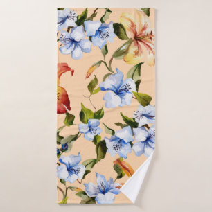 Schöne Tigerlilien und kleine blaue Blumen auf Badehandtuch