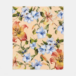Schöne Tigerlilien und kleine blaue Blumen auf Fleecedecke
