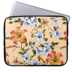Schöne Tigerlilien und kleine blaue Blumen auf Laptopschutzhülle
