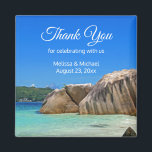 Schöne Tropical Sea Rocky Coast Gastgeschenk Hochz Magnet<br><div class="desc">Ein Hochzeitsmagnet mit einem Foto eines türkisblauen Strandes mit großen Felsen entlang der Küste. Helle und sonnige tropische Lage.</div>