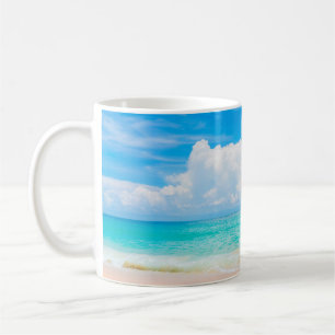 Schöne tropische Strände mit blauem Himmel und wei Kaffeetasse
