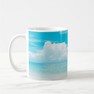 Schöne tropische Strände mit blauem Himmel und wei Kaffeetasse