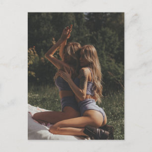 Schöne Twins Outdoor Glamour Modellfotografie  Postkarte