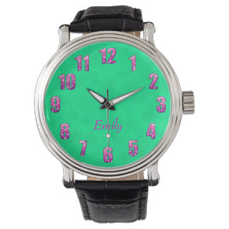 Schöne Uhr mit rosa Blumennummern und Namen