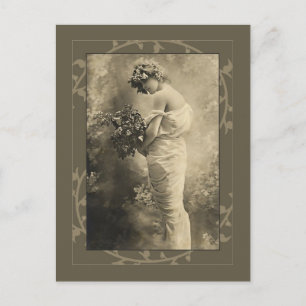 Schöne viktorianische Dame mit geschnittenen Blume Postkarte