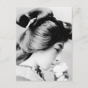 Schöne Vintage-Geisha riecht an einer Blume Japan Postkarte