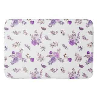 Schöne violette Blumen auf Badematte
