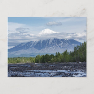 Schöne Vulkanlandschaft an sonniger Zeit Postkarte