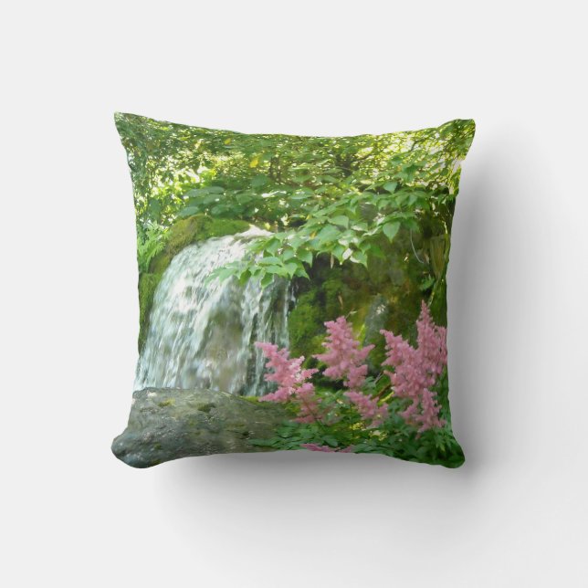 Schöne Wasserfallszene mit Pink Astilbe Kissen (Vorderseite)