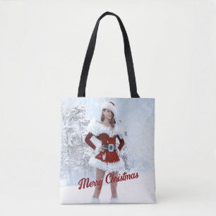 Schöne Weihnachtsfrau über den Winterschnee