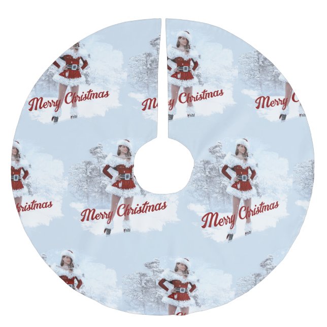 Schöne Weihnachtsfrau über den Winterschnee Polyester Weihnachtsbaumdecke (Vorderseite)