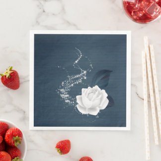 Schöne weiße Blume und Blätter der Marine Serviette