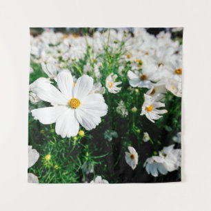 Schöne weiße Cosmos-Blumen blühen in Gardena Wandteppich