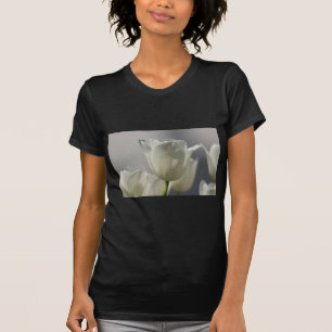 Schöne weiße Frühlings-Tulpen T-Shirt