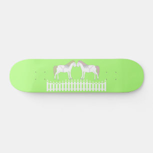 Schöne weiße Hochzeitspferde Skateboard