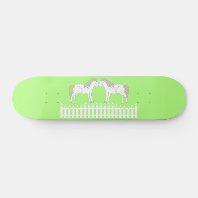 Schöne weiße Hochzeitspferde Skateboard (Horizontal)