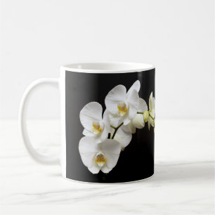 Schöne weiße Orchidee mit schwarzem Hintergrund Kaffeetasse