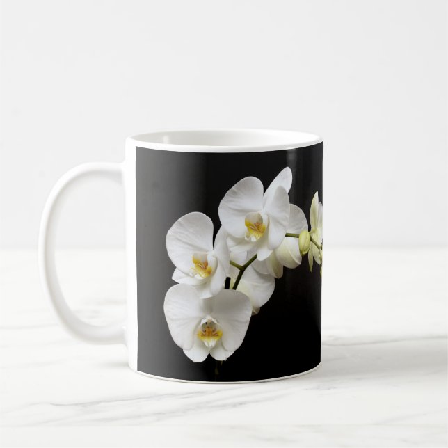 Schöne weiße Orchidee mit schwarzem Hintergrund Kaffeetasse (Links)