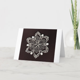 Schöne weiße Quilled-Schneeflocke schwarzer Hinter Feiertagskarte