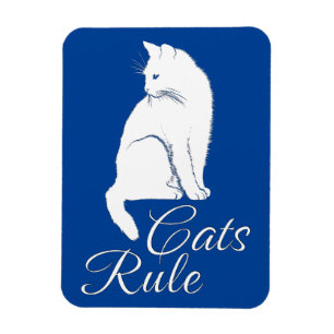 Schöne weiße sitzende Katze mit "Katzen regieren" Magnet
