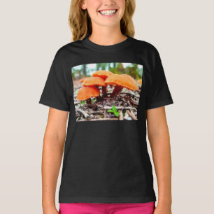 Schöne wilde Pilze im Herbstfeld T-Shirt