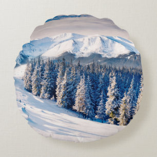 Schöne Winterlandschaft mit schneebedeckten Bäumen Rundes Kissen