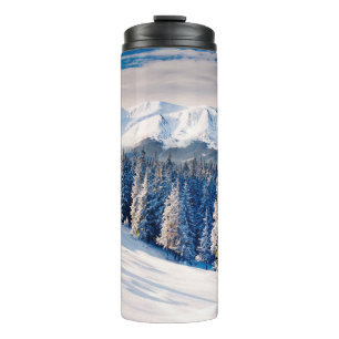 Schöne Winterlandschaft mit schneebedeckten Bäumen Thermosbecher