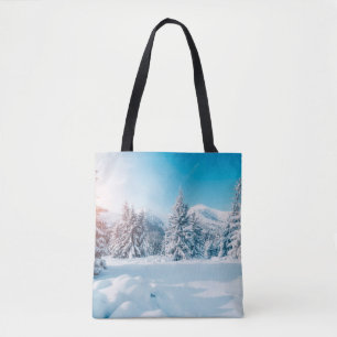 Schöne Winterlandschaft, phantastische Berge