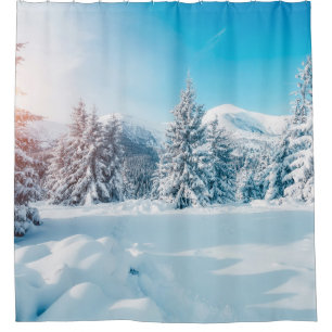Schöne Winterlandschaft, phantastische Berge Duschvorhang