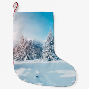 Schöne Winterlandschaft, phantastische Berge Kleiner Weihnachtsstrumpf